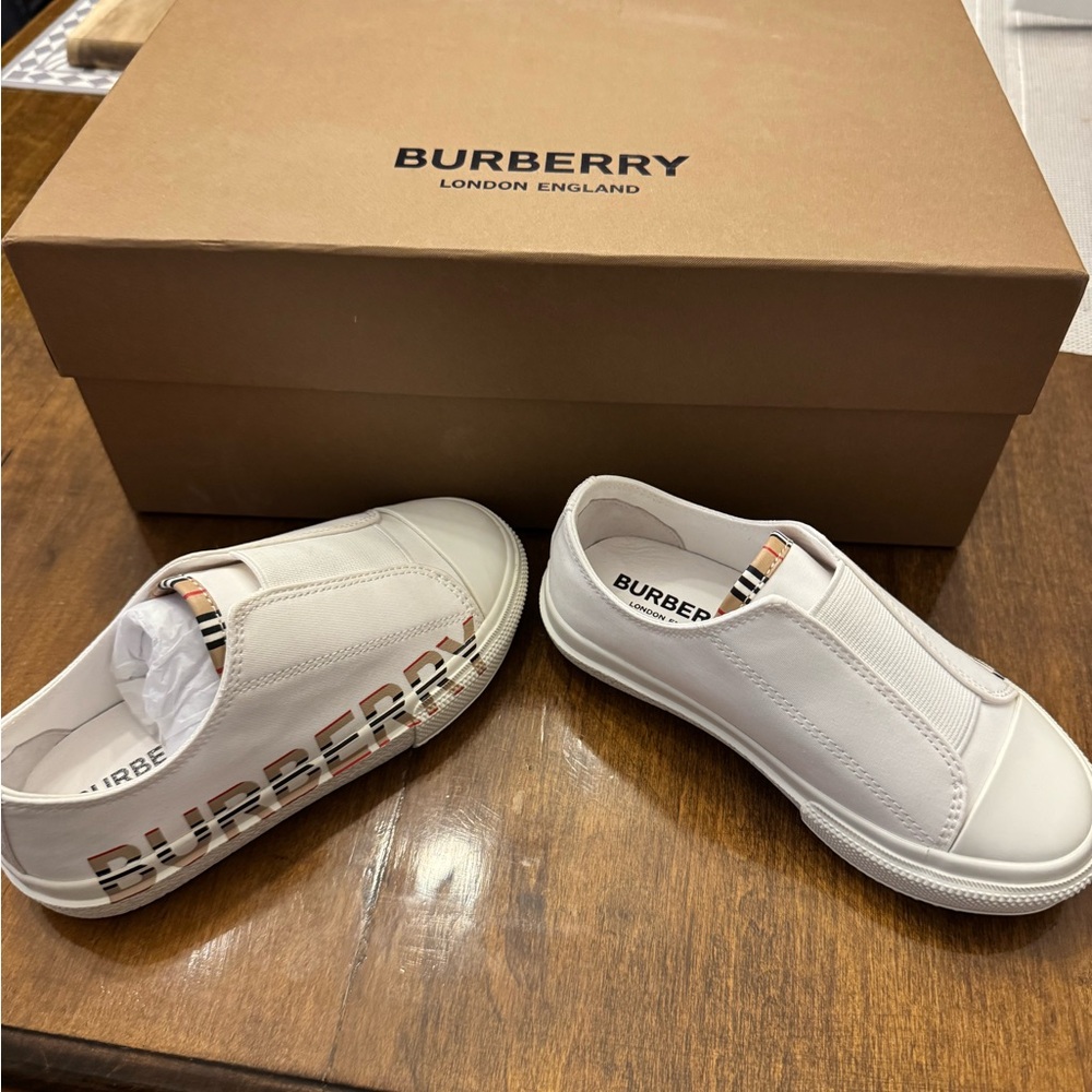 Burberry Kids White Sneakers with Logo Detail
Bran new never worn!